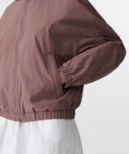 MUSINSA STANDARD WOMAN（ムシンサスタンダードウーマン）の「ウィメンズオーバーサイズハイネックウインドブレーカージャケット[レッドビン]（ナイロンジャケット・レディース・その他・SMALL/MEDIUM/LARGE/X-SMALL）」の3枚目の写真