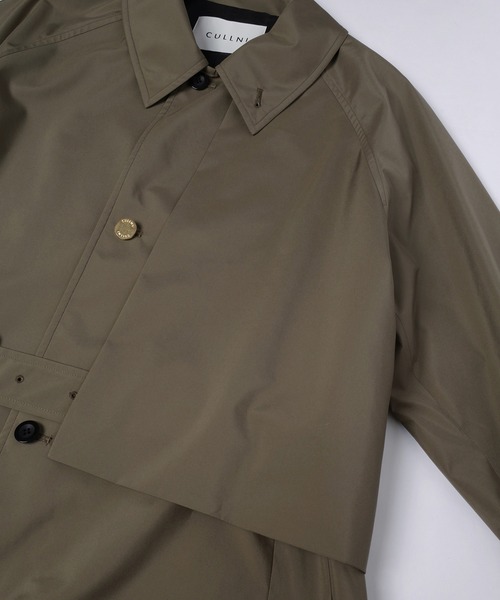 CULLNI(クルニ)の「Three-Layer Taffeta Asymmetrical Layered Balmacaan Coat(ステンカラーコート・メンズ・ブラック/カーキ・0/1/2)」の10枚目の写真