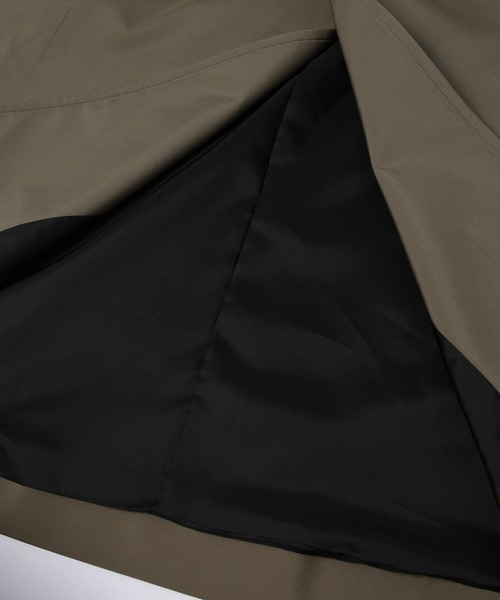 CULLNI(クルニ)の「Three-Layer Taffeta Asymmetrical Layered Balmacaan Coat(ステンカラーコート・メンズ・ブラック/カーキ・0/1/2)」の12枚目の写真