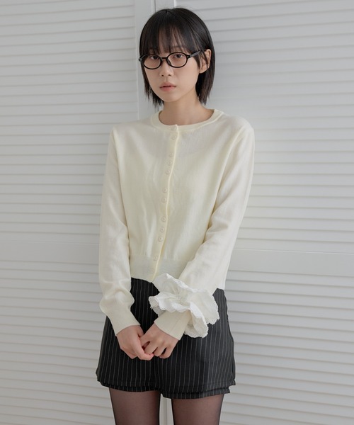 UNE MANSION（ユヌマンション）の「［羽織り・冷房対策］【2026SS新作アイテム】ラウンドネックボタンポイントニットカーディガン（カーディガン/ボレロ・レディース・ピンク/ブルー/グレー/オリーブ/ブラック/アイボリー・FREE）」の2枚目の写真
