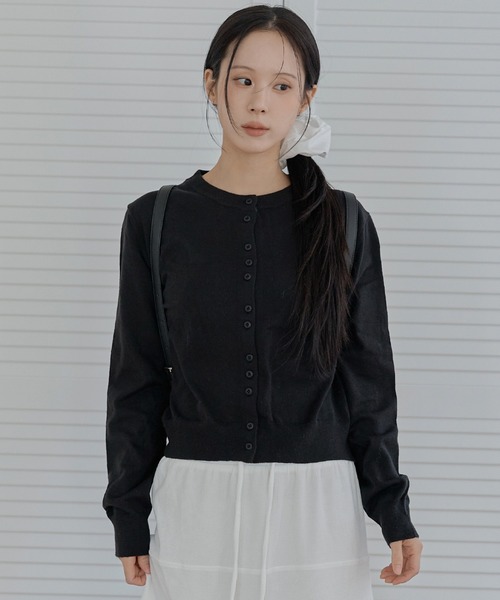 UNE MANSION（ユヌマンション）の「［羽織り・冷房対策］【2026SS新作アイテム】ラウンドネックボタンポイントニットカーディガン（カーディガン/ボレロ・レディース・ピンク/ブルー/グレー/オリーブ/ブラック/アイボリー・FREE）」の3枚目の写真
