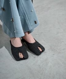 THE YOn（ザヨン）の「ホールスリットスクエアトゥミュール（サンダル）」