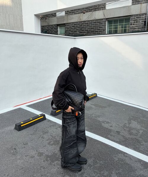CORNERBLESS（コーナーブレス）の「COATED BLACK DENIM PANTS（デニムパンツ・レディース・その他・SMALL/LARGE/MEDIUM）」の6枚目の写真