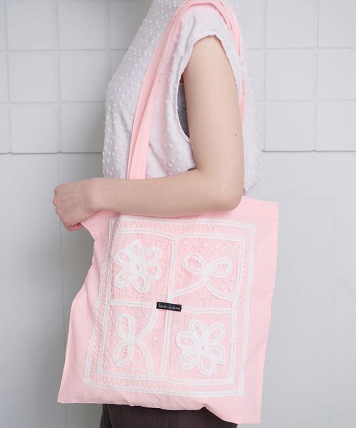l'atelier du savon(アトリエドサボン)の「花とリボンのバテンレース トートバッグ(トートバッグ・レディース・ブルー/ブラック/ピンク・FREE)」の1枚目の写真