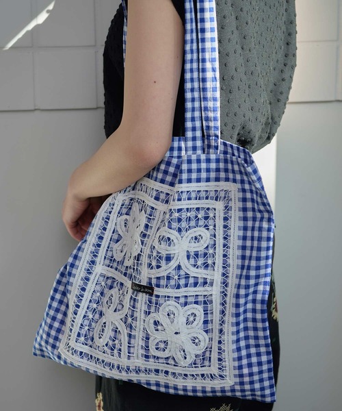 l'atelier du savon(アトリエドサボン)の「花とリボンのバテンレース トートバッグ(トートバッグ・レディース・ブルー/ブラック/ピンク・FREE)」の3枚目の写真