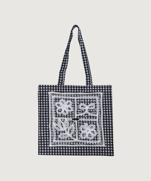 l'atelier du savon(アトリエドサボン)の「花とリボンのバテンレース トートバッグ(トートバッグ・レディース・ブルー/ブラック/ピンク・FREE)」の2枚目の写真