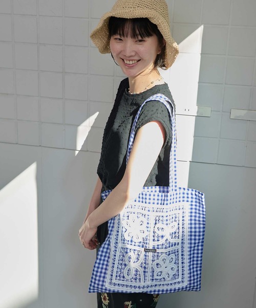 l'atelier du savon(アトリエドサボン)の「花とリボンのバテンレース トートバッグ(トートバッグ・レディース・ブルー/ブラック/ピンク・FREE)」の7枚目の写真