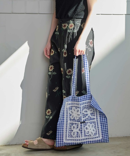 l'atelier du savon(アトリエドサボン)の「花とリボンのバテンレース トートバッグ(トートバッグ・レディース・ブルー/ブラック/ピンク・FREE)」の8枚目の写真