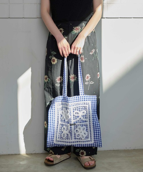 l'atelier du savon(アトリエドサボン)の「花とリボンのバテンレース トートバッグ(トートバッグ・レディース・ブルー/ブラック/ピンク・FREE)」の9枚目の写真