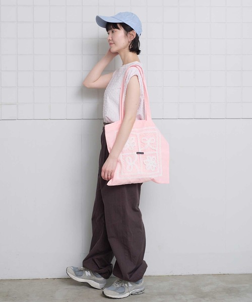 l'atelier du savon(アトリエドサボン)の「花とリボンのバテンレース トートバッグ(トートバッグ・レディース・ブルー/ブラック/ピンク・FREE)」の10枚目の写真