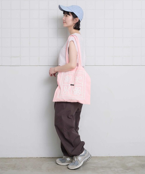 l'atelier du savon(アトリエドサボン)の「花とリボンのバテンレース トートバッグ(トートバッグ・レディース・ブルー/ブラック/ピンク・FREE)」の11枚目の写真