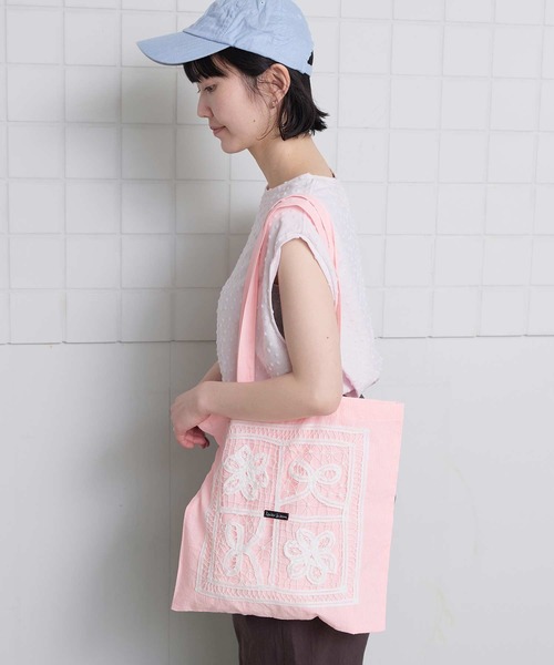 l'atelier du savon(アトリエドサボン)の「花とリボンのバテンレース トートバッグ(トートバッグ・レディース・ブルー/ブラック/ピンク・FREE)」の12枚目の写真