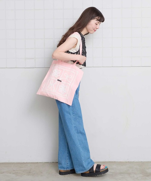 l'atelier du savon(アトリエドサボン)の「花とリボンのバテンレース トートバッグ(トートバッグ・レディース・ブルー/ブラック/ピンク・FREE)」の14枚目の写真