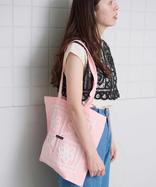 l'atelier du savon(アトリエドサボン)の「花とリボンのバテンレース トートバッグ(トートバッグ・レディース・ブルー/ブラック/ピンク・FREE)」の17枚目の写真