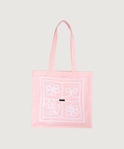 l'atelier du savon(アトリエドサボン)の「花とリボンのバテンレース トートバッグ(トートバッグ・レディース・ブルー/ブラック/ピンク・FREE)」の4枚目の写真