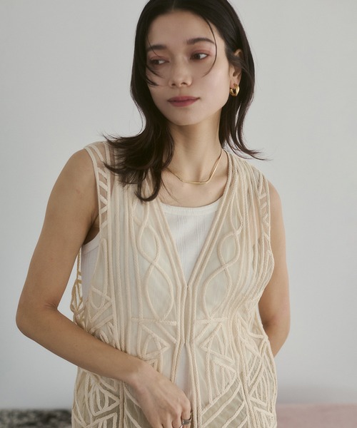 hunch（ハンチ）の「幾何学柄 ネット 刺繍ジレ（ベスト・レディース・ダークブラウン/アイボリー・FREE）」の7枚目の写真