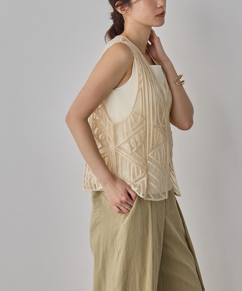 hunch（ハンチ）の「幾何学柄 ネット 刺繍ジレ（ベスト・レディース・ダークブラウン/アイボリー・FREE）」の11枚目の写真