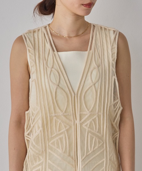 hunch（ハンチ）の「幾何学柄 ネット 刺繍ジレ（ベスト・レディース・ダークブラウン/アイボリー・FREE）」の13枚目の写真