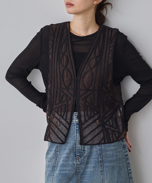 hunch（ハンチ）の「幾何学柄 ネット 刺繍ジレ（ベスト・レディース・ダークブラウン/アイボリー・FREE）」の21枚目の写真