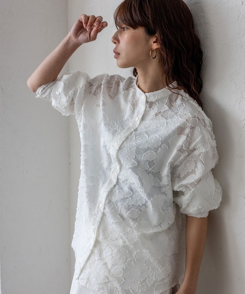 VitaFelice(ヴィータフェリーチェ)の「カットジャガードフラワーシアーシャツ 春服(シャツ/ブラウス・レディース・アイボリー/ブラック・FREE)」の2枚目の写真