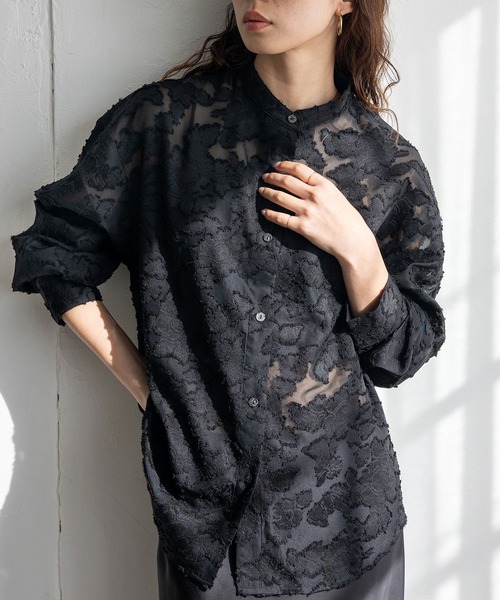 VitaFelice(ヴィータフェリーチェ)の「カットジャガードフラワーシアーシャツ 春服(シャツ/ブラウス・レディース・アイボリー/ブラック・FREE)」の1枚目の写真