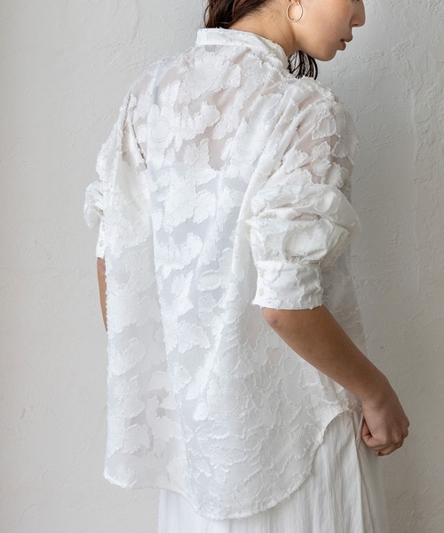 VitaFelice(ヴィータフェリーチェ)の「カットジャガードフラワーシアーシャツ 春服(シャツ/ブラウス・レディース・アイボリー/ブラック・FREE)」の3枚目の写真