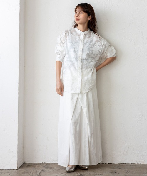 VitaFelice(ヴィータフェリーチェ)の「カットジャガードフラワーシアーシャツ 春服(シャツ/ブラウス・レディース・アイボリー/ブラック・FREE)」の4枚目の写真