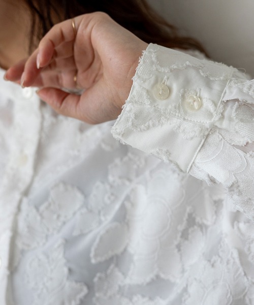 VitaFelice(ヴィータフェリーチェ)の「カットジャガードフラワーシアーシャツ 春服(シャツ/ブラウス・レディース・アイボリー/ブラック・FREE)」の10枚目の写真