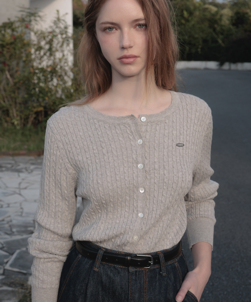 DEHEVE（デヘヴェ）の「Frill Cable Knit Cardigan [Gray]（カーディガン/ボレロ・レディース・アッシュグレー・FREE）」の2枚目の写真