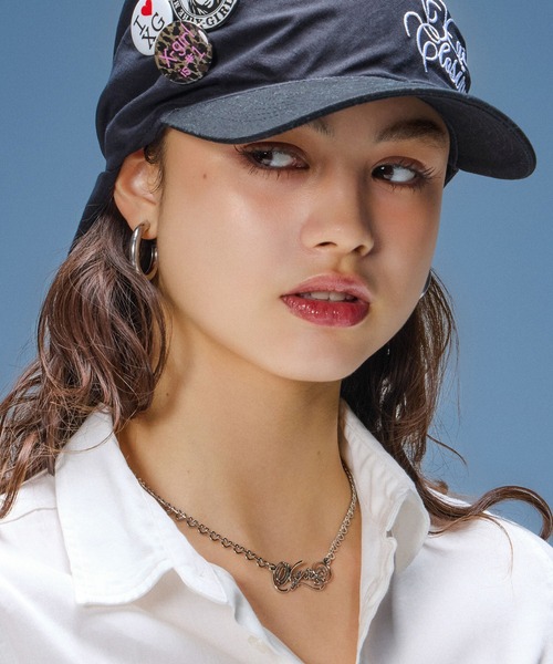 X-girl(エックスガール)の「SCRIPT LOGO CHARM NECKLACE(ネックレス・レディース・ゴールド/シルバー・ONE SIZE)」の4枚目の写真