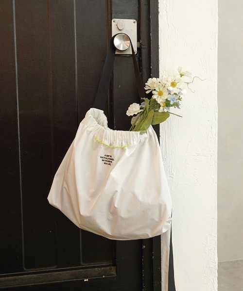 TIMELESS COMFORT（タイムレスコンフォート）の「SOLEIL（ソレイユ）フリーフローショルダーバッグ（ショルダーバッグ・レディース・ブラック/ブルーグレー/ホワイト/ラベンダー・ONE SIZE）」の2枚目の写真