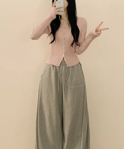 Emilie(エミリー)の「リブニット ショート丈 コンパクトカーディガン(カーディガン/ボレロ・レディース・ネイビー/パープル/ピンク/アイボリー/ブラック/ライトブルー/グレー・FREE)」の20枚目の写真