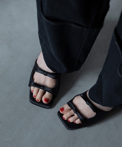 VACANCY(ヴァカンシー)の「マットサテンリボンサンダル(サンダル・レディース・シルバー/ブラック/レッド・MEDIUM/LARGE)」の2枚目の写真
