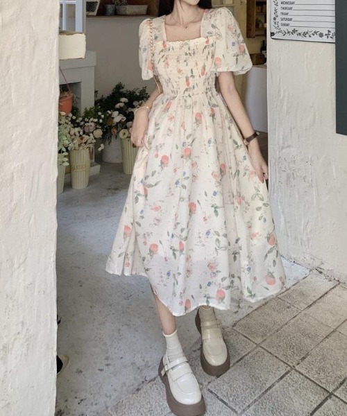 &soiree(アンドソワレ)の「スクエアネックシャーリング花柄パフスリーブ半袖ワンピース(ワンピース・レディース・オフホワイト・MEDIUM/LARGE/X-LARGE)」の1枚目の写真
