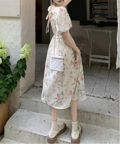 &soiree(アンドソワレ)の「スクエアネックシャーリング花柄パフスリーブ半袖ワンピース(ワンピース・レディース・オフホワイト・MEDIUM/LARGE/X-LARGE)」の3枚目の写真