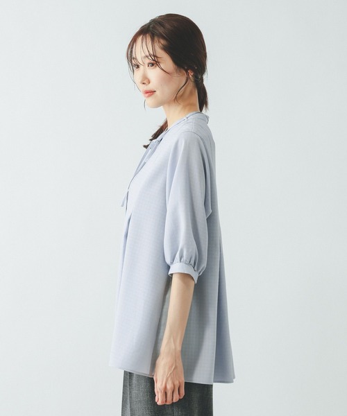 GLOBAL WORK（グローバルワーク）の「キレイつづくリボンタイブラウス/636618（シャツ/ブラウス・レディース・ブルー系その他/グレー系その他7/オフホワイト・LARGE/MEDIUM）」の17枚目の写真