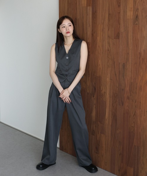 J by blue(ジェイバイブルー)の「ショートベスト×ワイドパンツ セットアップ(セットアップ・レディース・グレー/ブラック・MEDIUM)」の2枚目の写真