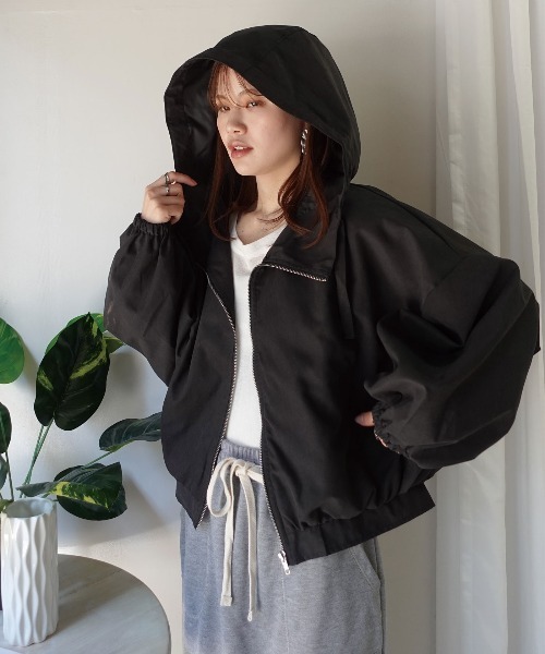 CORNERS(コーナーズ)の「フード付きショートマウンテンパーカー(マウンテンパーカー・レディース・グレイッシュベージュ/ブラック/アイボリー/ライトカーキ・M)」の3枚目の写真