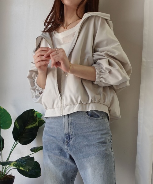 CORNERS(コーナーズ)の「フード付きショートマウンテンパーカー(マウンテンパーカー・レディース・グレイッシュベージュ/ブラック/アイボリー/ライトカーキ・M)」の8枚目の写真