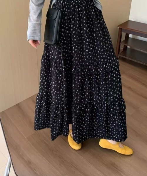 LUCPY(ラクピー)の「小花柄ティアードロングスカート(スカート・レディース・ブラック・SMALL/MEDIUM/LARGE/X-LARGE)」の3枚目の写真