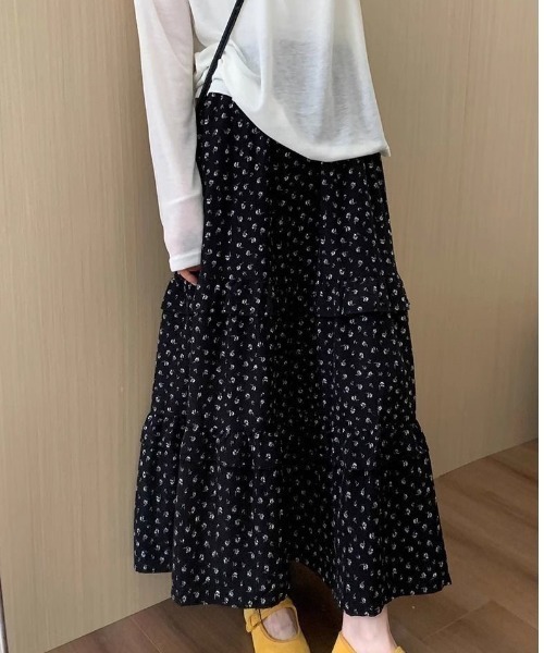 LUCPY(ラクピー)の「小花柄ティアードロングスカート(スカート・レディース・ブラック・SMALL/MEDIUM/LARGE/X-LARGE)」の4枚目の写真