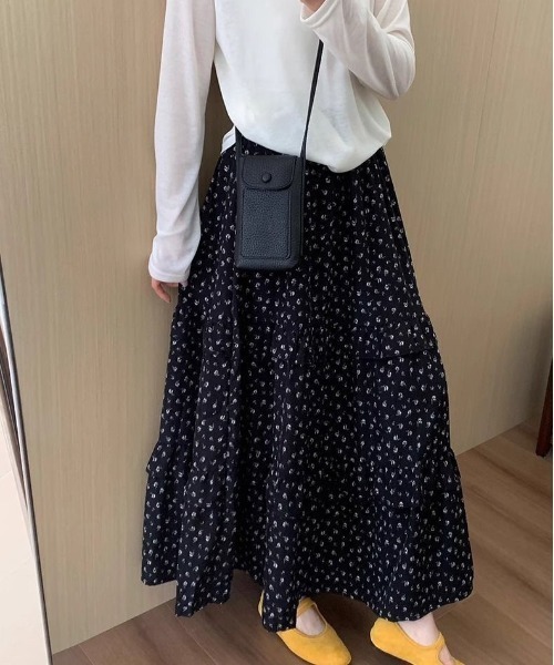 LUCPY(ラクピー)の「小花柄ティアードロングスカート(スカート・レディース・ブラック・SMALL/MEDIUM/LARGE/X-LARGE)」の5枚目の写真