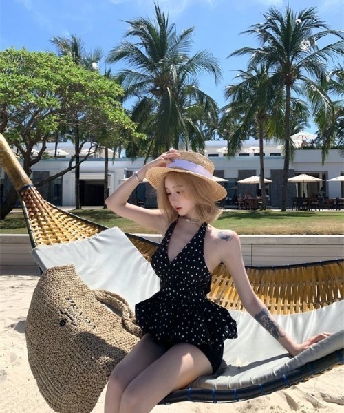 ViViDAY(ビビデー)の「【カップ付き】 ホルダーネック ドット柄フリルキャミソール(キャミソール・レディース・ホワイト/ブラック・M)」の6枚目の写真