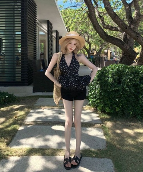 ViViDAY(ビビデー)の「【カップ付き】 ホルダーネック ドット柄フリルキャミソール(キャミソール・レディース・ホワイト/ブラック・M)」の9枚目の写真