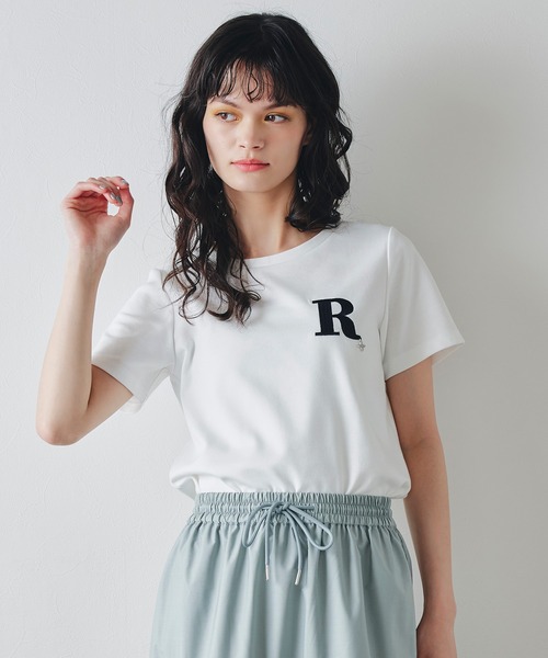 REDYAZEL(レディアゼル)の「ビジューRチャームTシャツ(Tシャツ/カットソー・レディース・ネイビー/オフホワイト/ホワイト系その他/ブルー系その他・FREE)」の2枚目の写真
