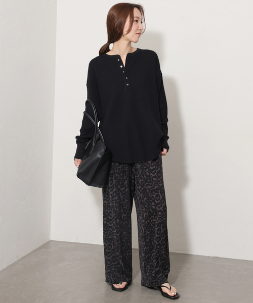 HANES(ヘインズ)の「【Hanes×relume】別注Newワッフルヘンリーネックプルオーバー(Tシャツ/カットソー・レディース・チャコールグレー/ブラック/ブラウン・FREE)」の6枚目の写真