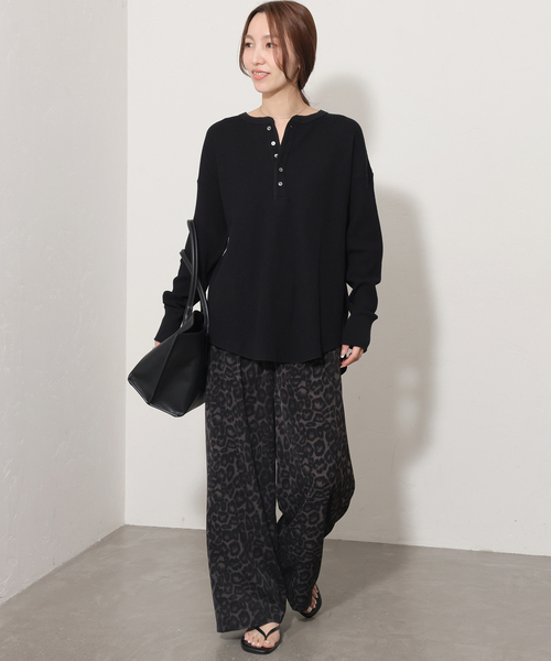 HANES(ヘインズ)の「【Hanes×relume】別注Newワッフルヘンリーネックプルオーバー(Tシャツ/カットソー・レディース・チャコールグレー/ブラック/ブラウン・FREE)」の7枚目の写真