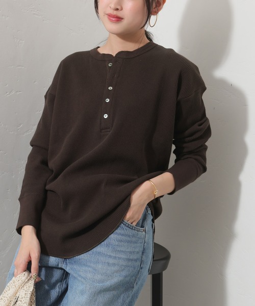 HANES(ヘインズ)の「【Hanes×relume】別注Newワッフルヘンリーネックプルオーバー(Tシャツ/カットソー・レディース・チャコールグレー/ブラック/ブラウン・FREE)」の1枚目の写真