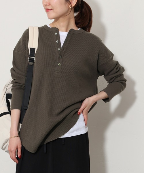 HANES(ヘインズ)の「【Hanes×relume】別注Newワッフルヘンリーネックプルオーバー(Tシャツ/カットソー・レディース・チャコールグレー/ブラック/ブラウン・FREE)」の3枚目の写真