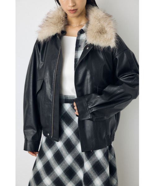 AZUL by moussy（アズールバイマウジー）の「【不動の人気アウターがついに予約開始】フェイクレザー/スエード2WAYファー付ブルゾン　秋服　冬服　ファー取り外し可　2サイズ着丈差【身長/骨格別着用画像あり】（ブルゾン・レディース・ダークブラウン/ベージュ/ブラック/ブラック系その他2・MEDIUM/SMALL）」の6枚目の写真